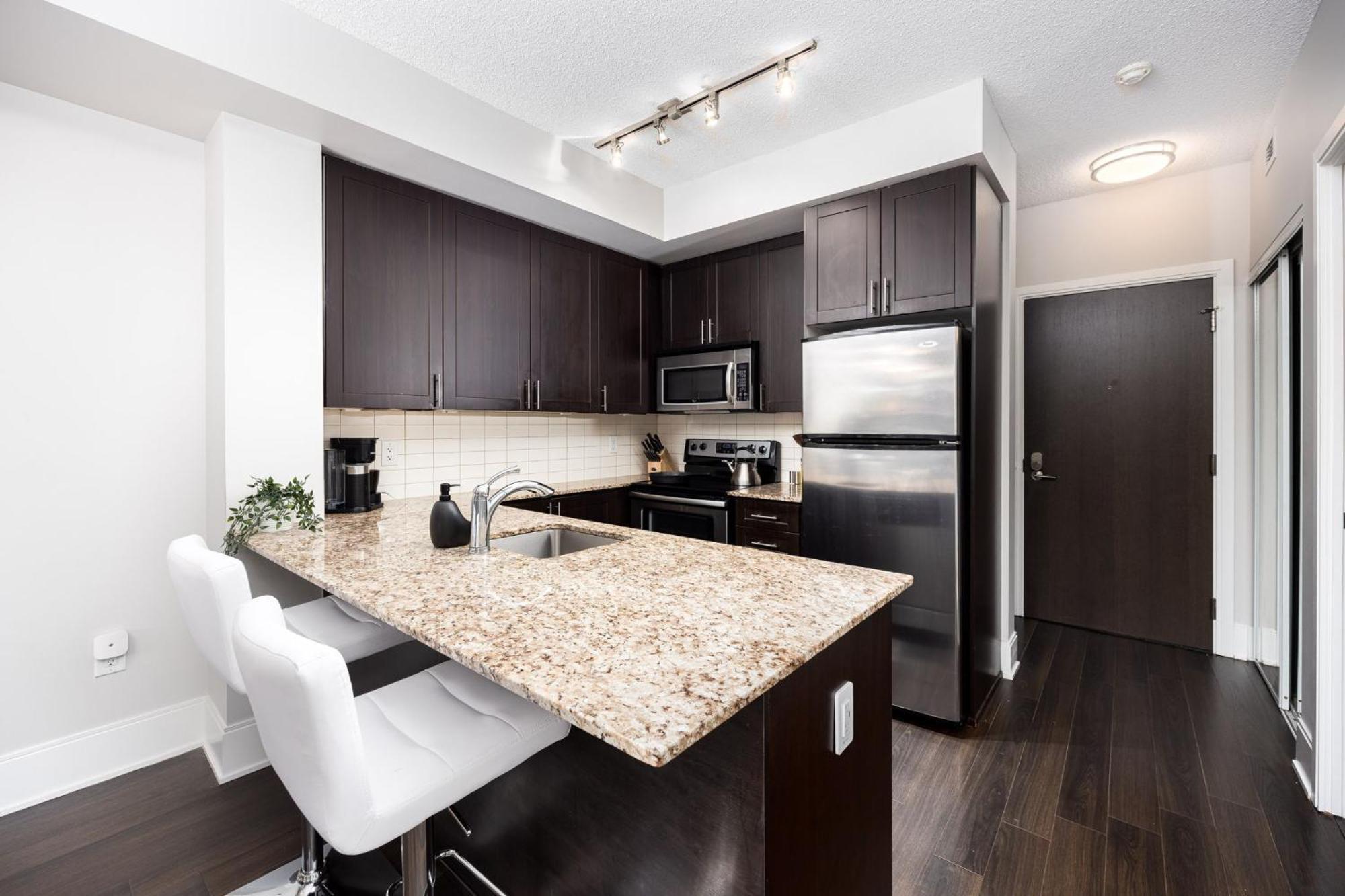 Dwtn Condo Near Cn Tower! W/ Free Parking Toronto Exteriör bild