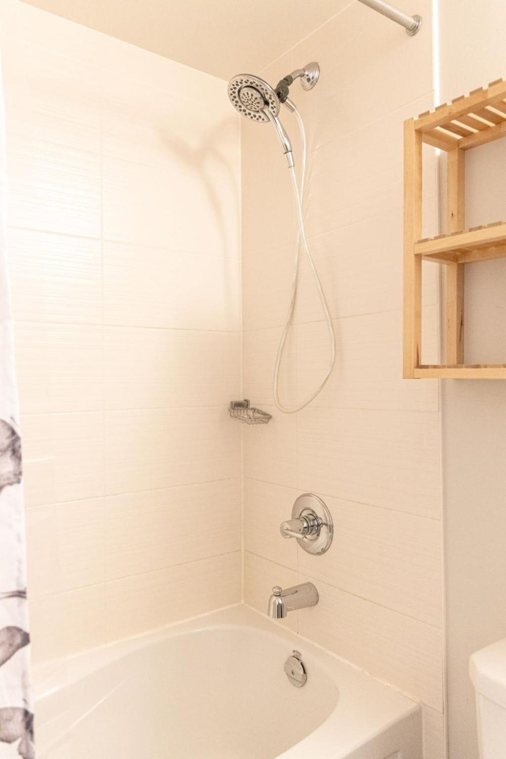 Dwtn Condo Near Cn Tower! W/ Free Parking Toronto Exteriör bild